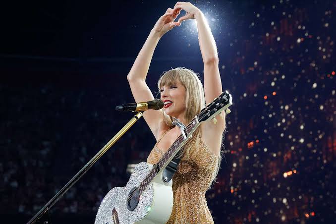 Taylor Swift Spreads Holiday Cheer with Generous Donation